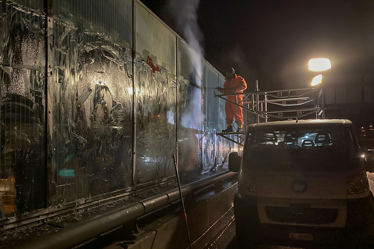 Graffiti Entfernen - Schallschutzscheiben Autobahn
